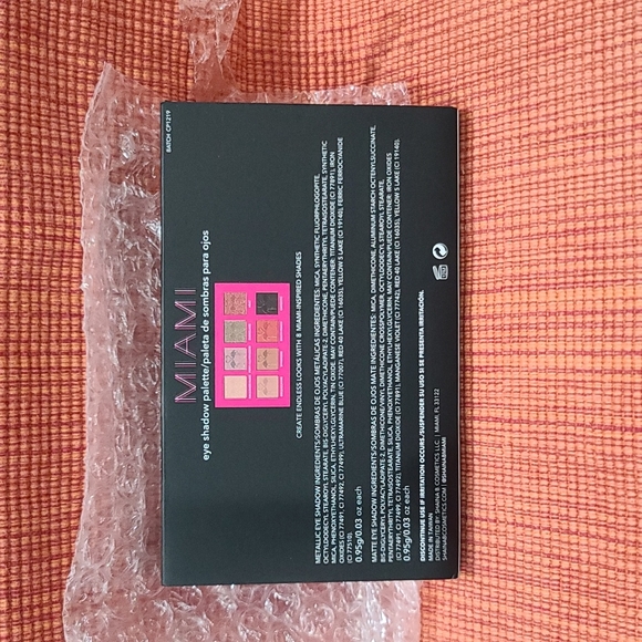 SHAINA B  8 Metallic eyeshadow palette. - Picture 2 of 2